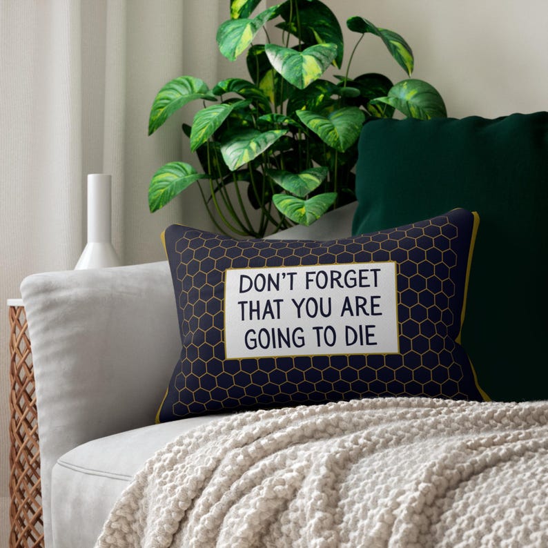 No olvides que vas a morir, almohada lumbar azul marino y dorada con diseño de panal de abeja, 20x14 imagen 5