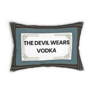 Könnte beinhalten: Rechteckiges Kissen mit tealfarbenem Hintergrund und braunen Rändern. In der Mitte befindet sich der Text "THE DEVIL WEARS VODKA" in Schwarz in einem weißen, umrandeten Rechteck. Ein humorvoller Einrichtungsgegenstand.