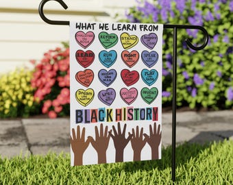 Puede incluir: Una bandera de jardín blanca con las palabras "What We Learn From Black History" en letras negras. La bandera presenta una serie de corazones coloridos con los nombres de figuras negras notables y sus logros, como "Challenge Like Rosa", "Reform Like Frederick", "Stand Like Nelson", "Inspire Like Love", "Lead Like MLK", "Run Like Jesse", "Fight Like Muhammad", "Speak Like Malcolm", "Shoot for the Stars Like Mae", "Educate Like WEB", "Play Like Jackie", "Dream Like Martin", "Write Like Maya", "Protest Like Angela" y "Invent Like George".