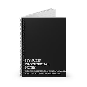 Könnte beinhalten: Ein schwarzer Spiralblock mit dem Text "MY SUPER PROFESSIONAL NOTES including inappropriate sayings from my crazy coworkers and a few marvellous doodles."