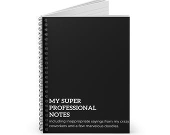 Puede incluir: Una libreta espiral negra con el texto "MY SUPER PROFESSIONAL NOTES including inappropriate sayings from my crazy coworkers and a few marvellous doodles."