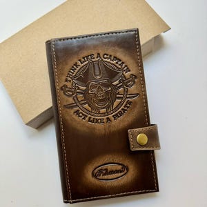 Cartera de cuero grabada con piratas para hombre Cartera de cuero minimalista fina Tarjetero Tarjetero Monedero Tarjetero Regalos para él