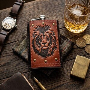 Handgjord lejonläderflaska 340 ml | Western Gothic Whiskyflaska | Lejonet Zodiac födelsedagspresent till make