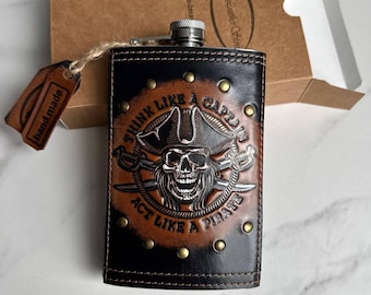 Petaca de cuero grabada con temática pirata para hombre Artículos de bar para hombre Petaca de whisky Bourbon Regalos de alcohol para él Regalo de cuero para hombre Regalos de cumpleaños