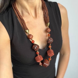 Colar de couro com pedras femininas Colar delicado com miçangas Colar longo feito à mão para mulheres Joia de couro marrom Acessório de couro para presente