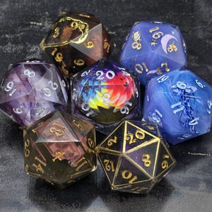 Dadi singoli D&D da 27 mm Chonkino D20 con bordo affilato / Collezione di dadi scuri / Dadi da gioco di ruolo D&D / Regalo per giocatori di ruolo, penna e carta Dungeons Dragon