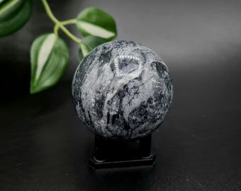 Gneis Edelstein Kugel grau schwarz weiß Kugel