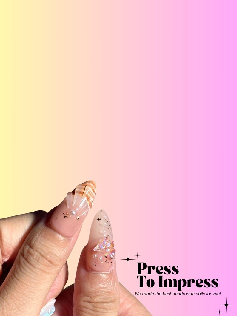 Puede incluir: Primer plano de dos u&ntilde;as postizas con dise&ntilde;os intrincados. Una u&ntilde;a presenta un dise&ntilde;o de concha con detalles dorados, mientras que la otra tiene un dise&ntilde;o brillante con pedrer&iacute;a. Las u&ntilde;as est&aacute;n sobre un fondo degradado rosa y amarillo con el texto "Press To Impress" y "We made the best handmade nails for you!"