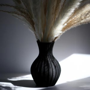 Black 3D Printed Vase: Modern Home Decor (15cm)