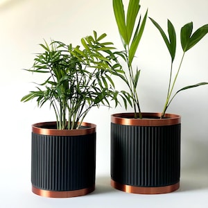 Ribbad svart växtkruka med droppbricka i koppar: Modern inomhuskruka