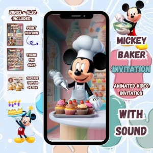 Può includere: Invito digitale con Topolino come fornaio, che decora cupcake. Il testo recita "Mickey Baker Invitation" e "Animated Video Invitation with Sound". Include una versione stampata, un biglietto di ringraziamento e un design per decorazioni di cupcake. Sfondo azzurro.