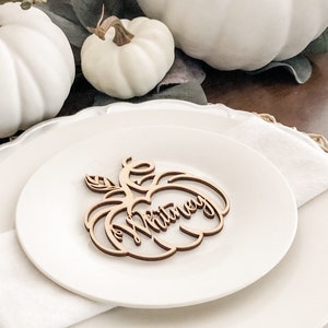 Gepersonaliseerde pompoenplaatskaart, Thanksgiving-decor, houten naamkaart, bordornament, boerderijtafeldecoratie, rustiek naamplaatje, herfstdecor