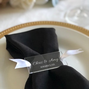 Hochzeit Serviettenring Set, personalisierte Namen, Hochzeitsdatum, klares Acryl, individuell graviert, Paarnamen, Jubiläumsparty, Serviettenhalter