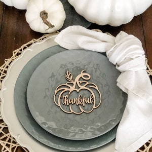 3 Kürbis Tischkarten, Thanksgiving Dekor, Laser Cut Out, Dankbar Dankbar Gesegnet, Teller Ornament, Bauernhaus Herbst Tischdekoration, Holz