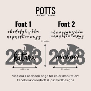 Pu&ograve; includere: Grafica con due design per l'anno di laurea con la scritta "2023" e un cappello di laurea. I design sono larghi 16,5 cm e alti 8,9 cm. L'immagine mostra anche due opzioni di carattere e il testo "Potts Upscaled Designs".