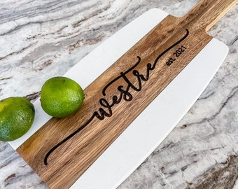 Personalized Cutting Board, Wedding Gift, Engraved Serving Board with Handle, Acacia Wood & White Marble, Bridal Shower Gift, Christmas Gift