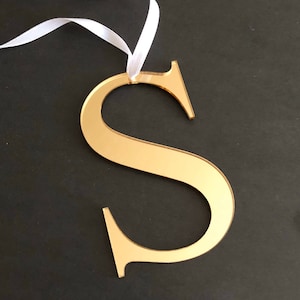 Ornement de lettre de bas de Noël de 4 po., or miroir, grande initiale du nom, décoration des fêtes, étiquette cadeau argentée, sapin de Noël, cursive ou bloc