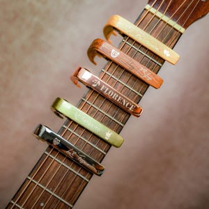 Gepersonaliseerde metalen gitaarcapo: gegraveerd muziekcadeau