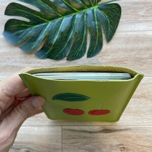 Estuche de cuero para pasaporte, estilo de manga, se adapta a pasaportes de EE. UU. o Canadá, verde con diseño de cerezas