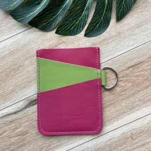 Soporte de tarjeta angular de cuero con 3 ranuras, contiene hasta 12 tarjetas de plástico, fucsia y verde lima