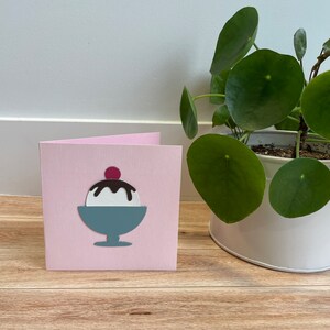 Blanco kaart met ontwerp van ijscoupe in leerappliqué, verjaardagskaart, wenskaart, unieke kaart, kinderkaart