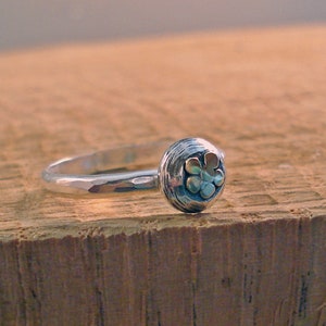 Hamrad ring i sterlingsilver: Guldblommakula, stapelbar