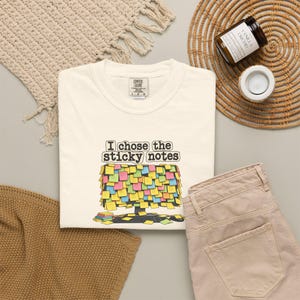 Könnte beinhalten: Ein cremefarbenes T-Shirt mit einer Grafik eines Computerbildschirms, der mit zahlreichen bunten Haftnotizen bedeckt ist. Der Text über dem Monitor lautet "I chose the sticky notes". Das T-Shirt hat ein Comfort Colors Markenetikett am Kragen.