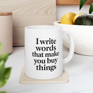 Ich schreibe Worte, die Sie dazu bringen, Dinge zu kaufen Tasse - Lustiges Werbetexter Geschenk - Marketing & Seo Writer Kaffeetasse für Inhaltsersteller