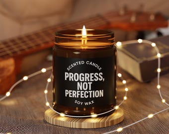 Vela Progresso: Etiqueta com Frase Motivacional - Vela Aromática de Cera de Soja