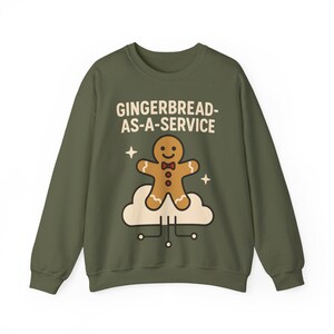 Könnte beinhalten: Olivgrünes Sweatshirt mit dem Text "GINGERBREAD-AS-A-SERVICE". Die Grafik zeigt einen Lebkuchenmann mit roter Fliege auf einer Wolke mit Linien und Punkten und zwei Sternen auf beiden Seiten.