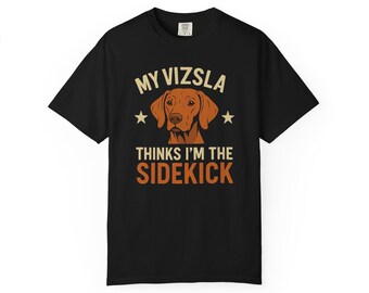 Puede incluir: Camiseta negra con un gráfico de perro Vizsla y el texto "MY VIZSLA THINKS I'M THE SIDEKICK" en crema y naranja. El gráfico es una ilustración detallada de la cabeza de un Vizsla.