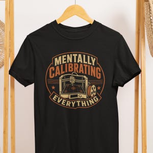 Camiseta para Impressora 3D, Camiseta "Calibrando Tudo Mentalmente", Presente para Maker, Estampa Vintage, Cores Confortáveis