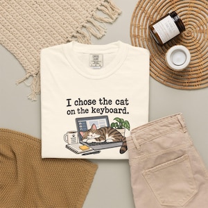 Grappig T-shirt met kat op toetsenbord, cadeau voor thuiswerkers, T-shirt voor thuiswerken (Comfort Colors 1717)