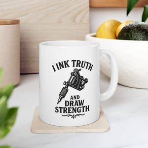 &quot;Tätowierer Tasse: &quot;&quot;Ich Tinte Wahrheit und zeichne Stärke&quot; Affirmation Geschenk.&quot;
