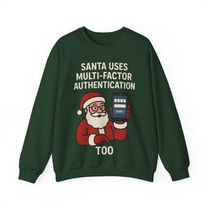 Puede incluir: Una sudadera verde oscuro con el texto "SANTA USES MULTI-FACTOR AUTHENTICATION TOO." El diseño incluye una ilustración de dibujos animados de Papá Noel sosteniendo un teléfono inteligente que muestra una pantalla de verificación. Papá Noel viste un traje y gorro rojos con ribetes blancos.