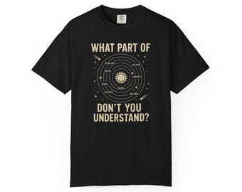 Puede incluir: Camiseta negra con un diseño beige del sistema solar y el texto "WHAT PART OF DON'T YOU UNDERSTAND?". El diseño incluye el sol y planetas como Mercurio, Venus, Marte, Júpiter, Saturno y Urano.