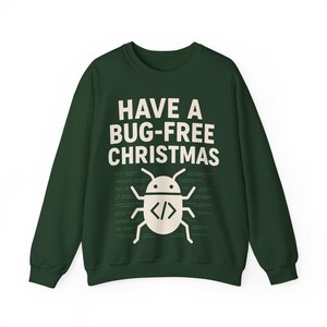 Op de afbeelding: Een donkergroene sweatshirt met de witte tekst "HAVE A BUG-FREE CHRISTMAS". Onder de tekst staat een witte afbeelding van een kever met codesymbolen. De sweatshirt heeft lange mouwen en een ronde hals.