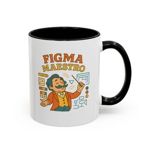 Puede incluir: Taza de cerámica blanca con borde y asa negros. La taza presenta una ilustración de dibujos animados de un hombre con bigote dirigiendo una orquesta. El texto "FIGMA MAESTRO" está impreso en letras naranja y negras en la taza.