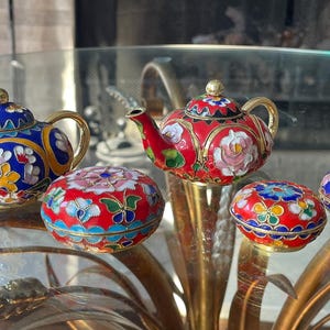 Cloisonné mini teapots & pill boxes — red or blue enamel décor, vintage collectible