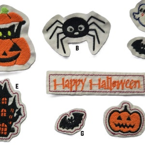 Könnte beinhalten: Acht Halloween-Motive zum Aufbügeln. Die Patches zeigen eine schwarze Katze in einem Kürbis, eine Spinne, ein Gespenst, eine Fledermaus, ein Spukhaus, den Schriftzug "Happy Halloween" und zwei Kürbisse.