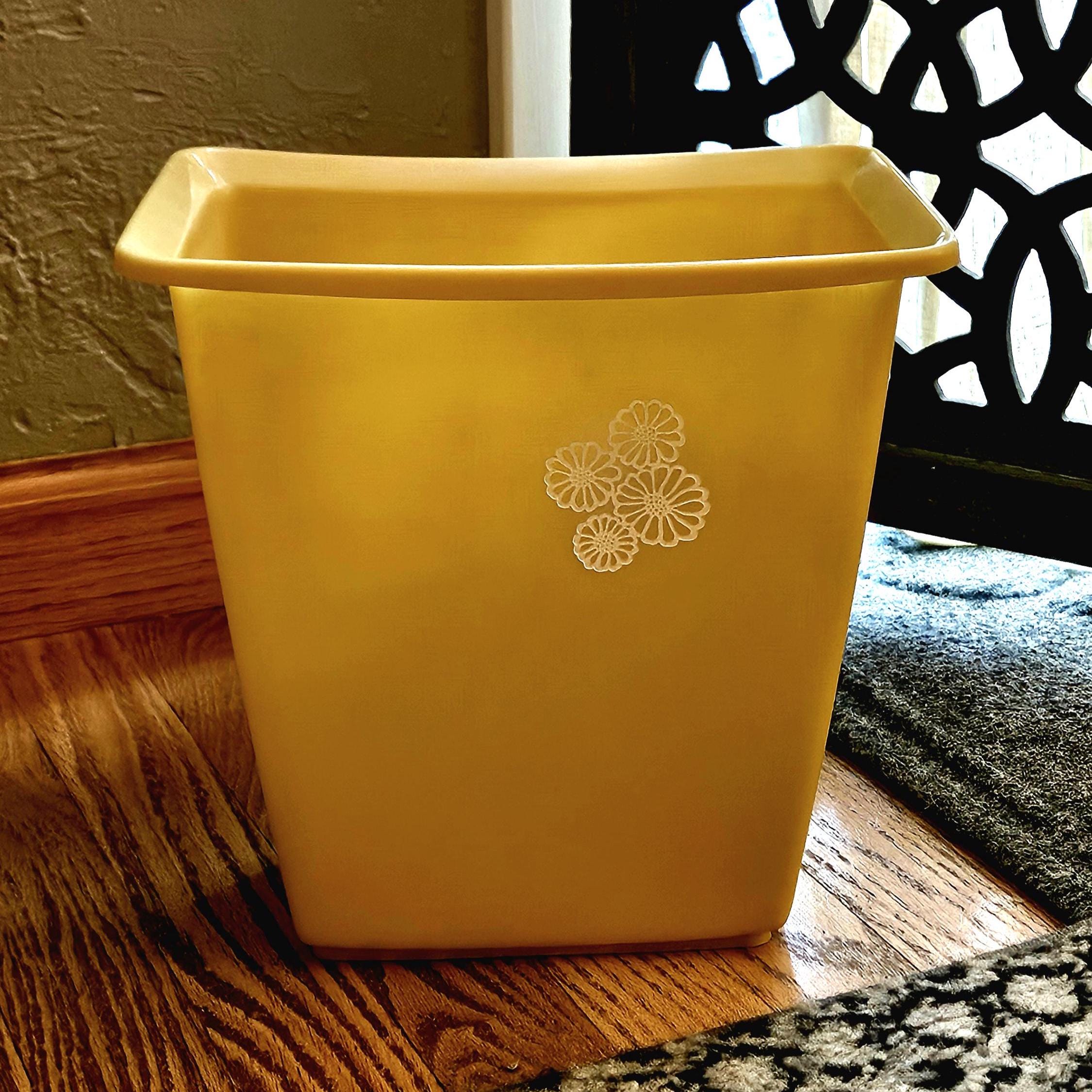 Vintage Rubbermaid 2952 White Flower Harvest Gold