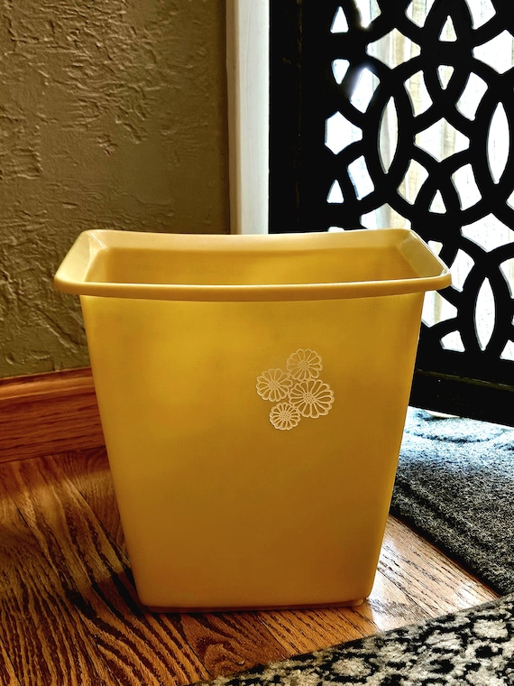 Vintage Rubbermaid 2952 White Flower Harvest Gold