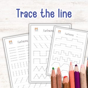 Può includere: Tre fogli di lavoro FunTracing bianchi con linee tratteggiate da ricalcare, insieme a diverse matite colorate. I fogli di lavoro presentano vari modelli di linee, con il testo "Trace the line" in alto.