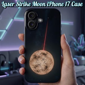 Puede incluir: Funda negra para iPhone 17 con un diseño de luna y un rayo láser rojo. El texto "Laser Strike Moon iPhone 17 Case" está en la parte superior. La luna es de color marrón claro con manchas oscuras.
