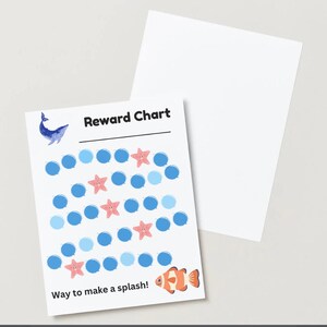 Może przedstawiać: Biały wykres nagród z ilustracją niebieskiego wieloryba, niebieskimi kółkami i różowymi rozgwiazdami. Tekst "Reward Chart" znajduje się na górze, a "Way to make a splash!" na dole. Obok znajduje się pusty biały arkusz.