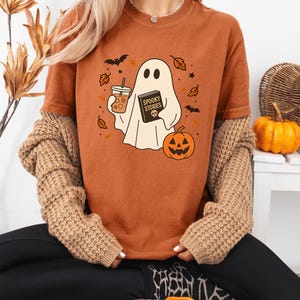 Komfort Farben Nettes Geist-Kaffee-T-Shirt, Halloween-Kürbis-Gewürz-T-Stück, Boo-Geist-Shirt, Kaffee-Liebhaber-Geschenk, Halloween-Kleidung, Buchliebhaber