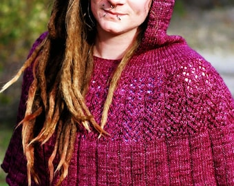 Gebreide poncho in de kleur Cabernet (PDF-downloadbaar patroon)
