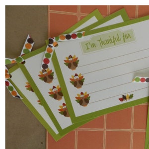 Może przedstawiać: Karty z motywem Święta Dziękczynienia z napisem "I'm Thankful for" w zielonej ramce, z ilustracjami indyków. Karty są dostępne w dwóch rozmiarach i służą do zapisywania tego, za co jesteś wdzięczny.