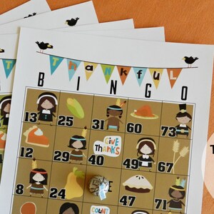 Może przedstawiać: Karty do gry w bingo o tematyce Święta Dziękczynienia z ilustracjami pielgrzym&oacute;w, rdzennych Amerykan&oacute;w i jesiennych potraw. Karty są wydrukowane na białym papierze z banerem z napisem "Wdzięczny". Widoczny jest r&oacute;wnież tekst "Aktywność na Święto Dziękczynienia dla dzieci w każdym wieku".