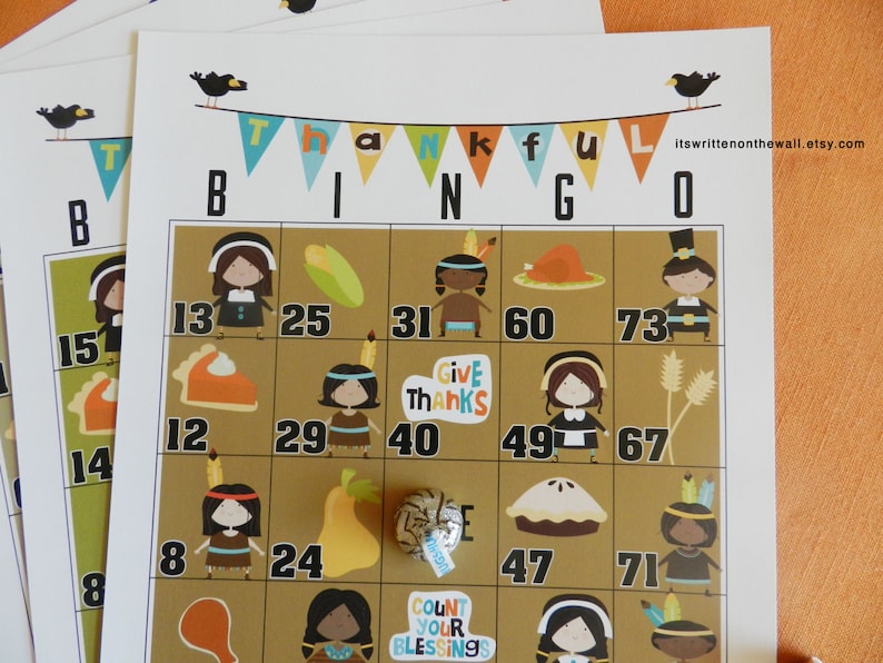 Może przedstawiać: Karty do bingo o tematyce Święta Dziękczynienia z kolorowymi ilustracjami pielgrzym&oacute;w, rdzennych Amerykan&oacute;w i jedzenia. Słowo "THANKFUL" jest wyświetlane u g&oacute;ry. Karty mają liczby i obrazy.